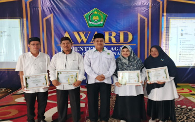 Menebar Integritas, Mengukir Prestasi : Empat Pegawai MTsN 1 Pangkalpinang Raih Penghargaan Pegawai Terbaik